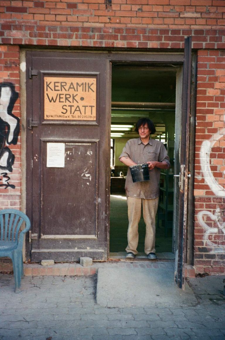 Parkseiteneingang zur Keramikwerkstatt im Thälmannpark in Prenzlauer Berg
