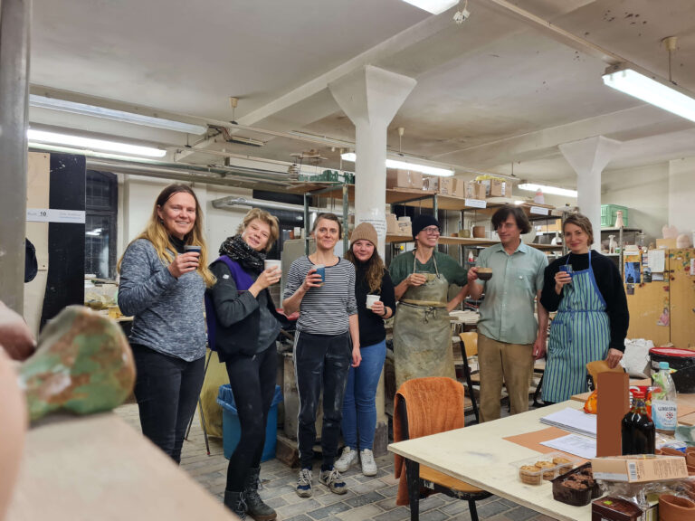 Kursleiter und Teilnehmerinnen eines Keramikkurses im Prenzlauer Berg