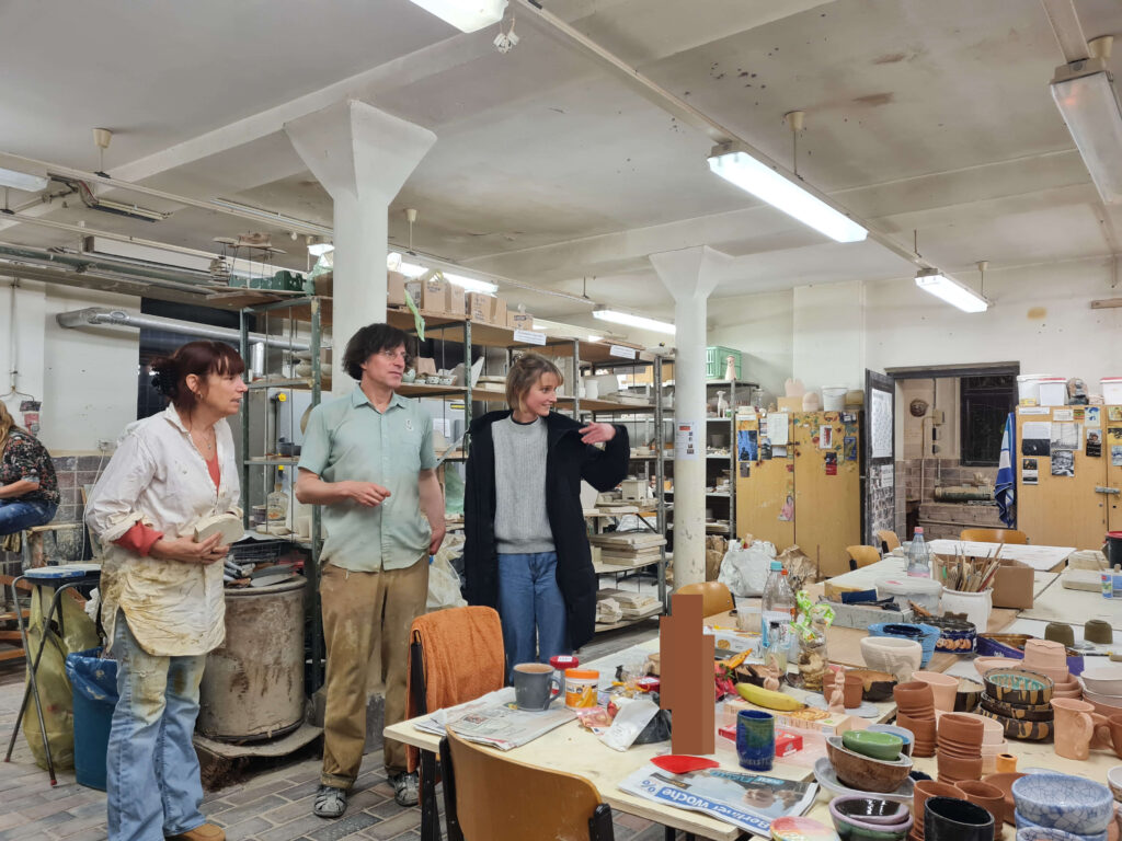 Kursleiter und Teilnehmerinnen eines Keramikkurses im Prenzlauer Berg