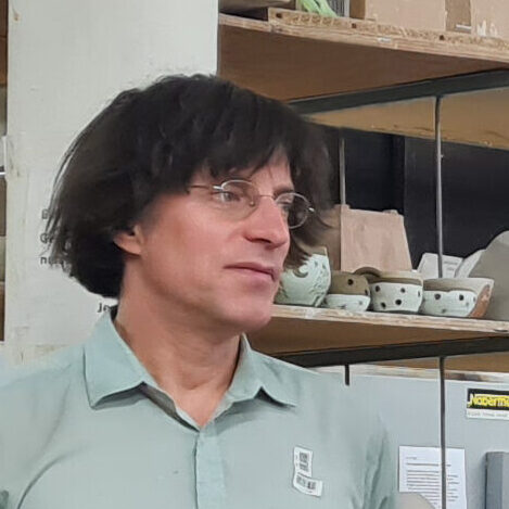 Dirk Walther in der Keramikwerkstatt