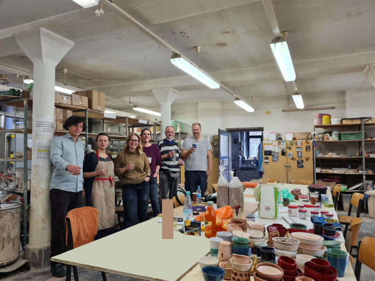 Teilnehmer eines Töpferkurses im Prenzlauer Berg mit Kursleiter