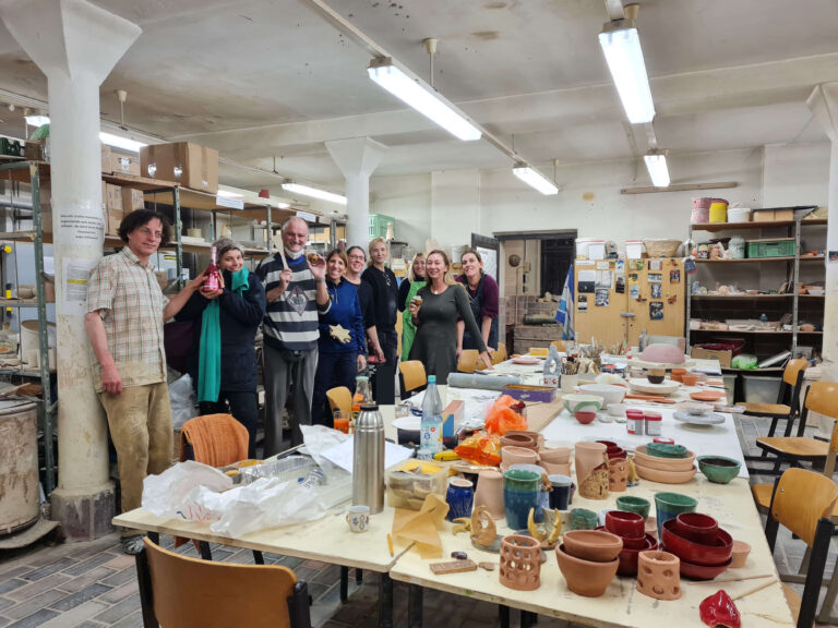 Teilnehmer eines Töpferkurses und DWa