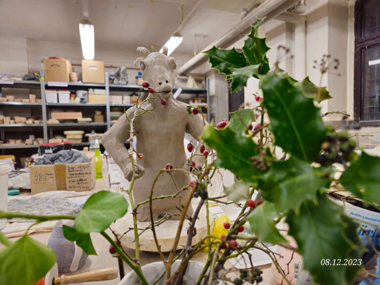 Der Bock. Eine etwa 45 cm hohe Keramikfigur