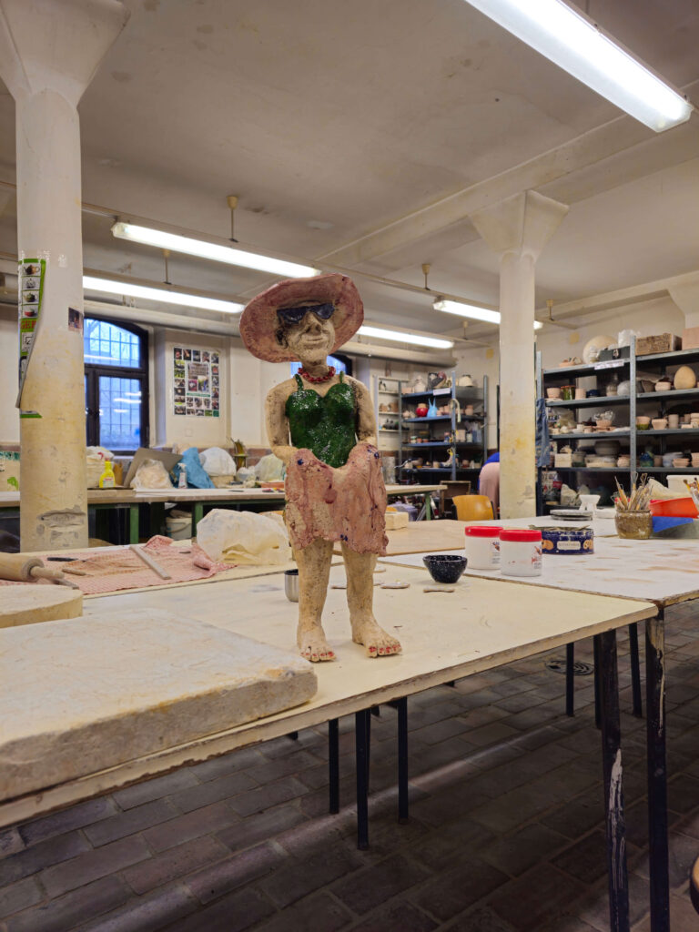 Eine etwa 40 cm hohe Keramikfigur