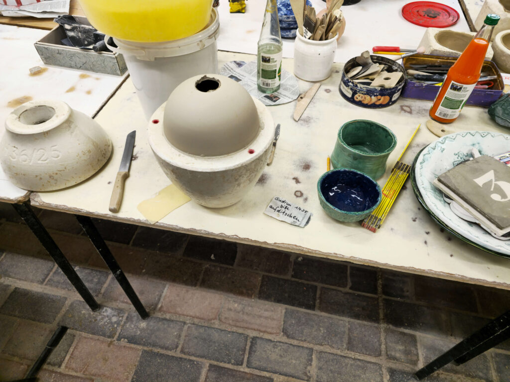 Eine eiförmige Vase entsteht, in Gießtechnik