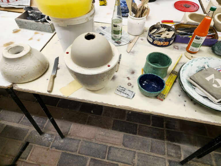 Eine eiförmige Vase entsteht, in Gießtechnik