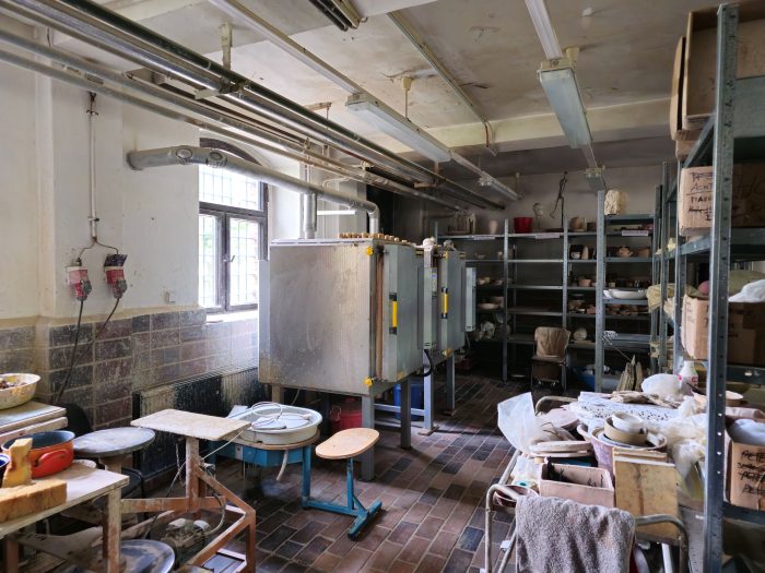 Töpferscheiben und Öfen in der Keramikwerkstatt, Danziger Str. 101