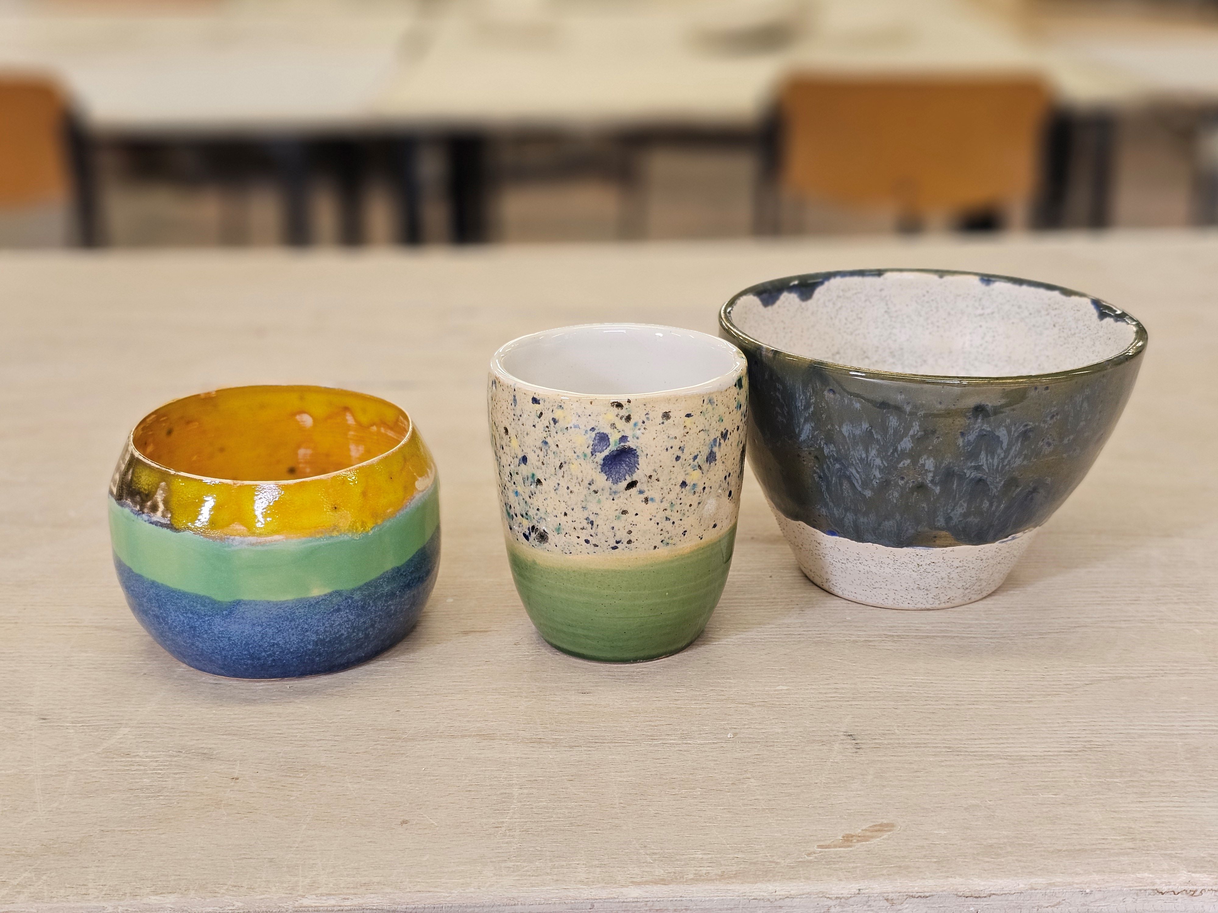 Drei gedrehte Keramikgefäße